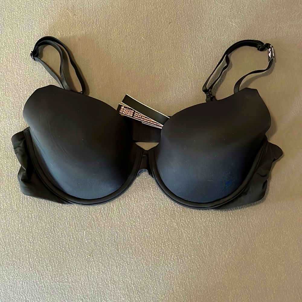 Brand New Black Victoria's Secret T-shirt Bra 38B .
